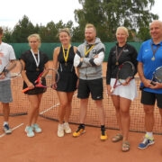 Segapaarismängude esikolmik: (vasakult): Andres ja Anete Tammeveski, Hiiumaa meistrid Liisi Käär ja Jaanus Mäe, Kristi Linkov ja Ago Rist.