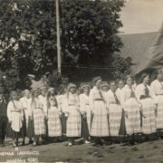 Väidetavalt on sellel Johannes Grünthali fotol Kärdla laulukoor Läänemaa III laulupeol Haapsalus 1925. aastal.