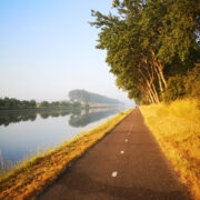 Näituse tunnusfoto on teinud Hiiumaa ametikooli maastikuehituse eriala õppija Hannes Aava Hollandis.