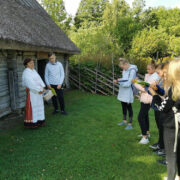 Esimeses giidikoolituse töötoas Soera talumuuseumis rääkis giiditööst Urve Merendi, kuulajaiks Kärdla põhikooli õpilased.