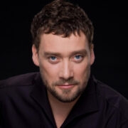 Saaremaal sündinud ooperilaulja Ain Anger laulab Viini riigiooperis, vahel harva ka Eestis.