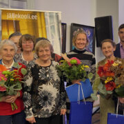 Tänavused TÕNi tunnustatud (vasakult) Hebe-Kai Kann, Liia Toom, Ene Mänd, Ellen Petjärv, Elo Saue, Ludmilla Träder, vallavanema asendaja Hergo Tasuja ja Margit Soone. TÕNi plakatil jällekooli.ee piilub alles täiskasvanuna kesk- ja kõrghariduse omandanud laulja Tanel Padar ning paistavad jalgpallur Konstantin Vassiljevi lokid.