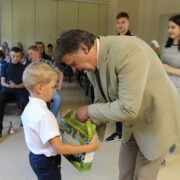 Kooli direktor Märt Rannast kooliaasta avaaktusel õpilasi õnnitlemas.