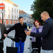 Hiidlased Tartu rattaringlusega tutvumas: Üllar Laid, Hergo Tasuja, Katrin Sarapuu, Roman Meeksa selja taga on peidus Pühalepa osavalla vanem Liili Eller.