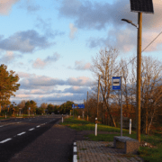 Valgustatud Tubala bussipeatus.