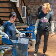 Kaja Hiis-Rinne tööhoos, seisab juhendaja Eili Soon.