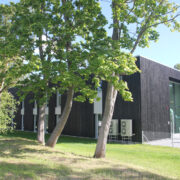 Nii tennisetribüün kui Pargikodu hakkavad Kärdla vanemate hoonete kõrval silma modernse väliskuju ja puidukasutusega – tänu asukohale linnaruumis ei tüki kumbki neist liiga esile.