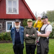 KOLM PÕLVKONDA: Mati, Mikk, Heleen ja Martin – kõigil on oma oluline panus OÜ Männaka juhtimisel.