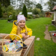 LOOMAARSTIKS: Viieaastane Heleen sööb hea meelega Mo Saaremaa piimatooteid. Ka tema näeb end tulevikus loomadega tegelemas, nimelt soovib ta saada loomaarstiks.