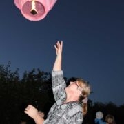 Ingrid Purge Putkaste külapäeval laternat lennutamas.