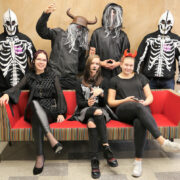 Lustakad gümnasistid oktoobri lõpul Halloweeni kostüümides ja maskides. Tänasest peaks ka koolimajas kandma kaitsemaski või katma nina ja suu salliga.