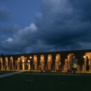 Tuledes Saue vallamaja öösel.