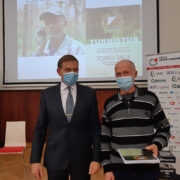 Eesti orienteerumisliidu president Sixten Sild ja teenetemärgi number 7 vastne omanik Toivo Saue.