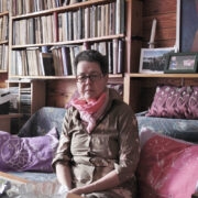 Riina Jesmin oma kodus, enda kogutud ja isalt päritud raamatute seltsis.