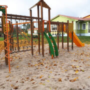 Lasteaia uus mängulinnak pakub lastele parajalt väljakutseid ja eduelamust.