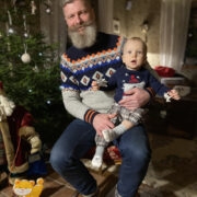 Aivar Viidik koos lapselapse Augustiga jõuluvana tulekut ootamas.