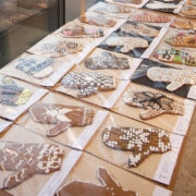 Hiiumaa kooliõpilased valmistasid kindakujulisi ja -mustritega piparkooke.