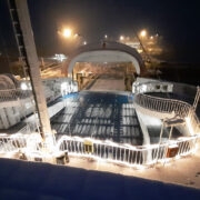 Jõuluehtes ja lumine parvlaev.