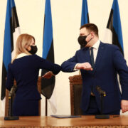 Reformierakonna juht, tulevane peaminister Kaja Kallas ja Keskerakonna esimees Jüri Ratas allkirjastasid eile pärastlõunal riigikogus koalitsioonilepingu.