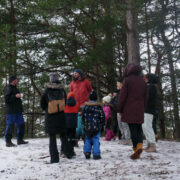 Matkalised Korbi mägede kõrgeimas tipus kooliasju arutamas, keskel Jesper Parve.