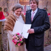 Janika ja Villu abielutunnistusega, mida nad naljatamisi kurameerimise lõputunnistuseks nimetavad.