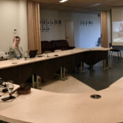 Nii tuli sel kevadel Hiiumaa vallavolikogul istungeid pidada – suur hulk toole tühjad, ekraan aga kuvasid täis.