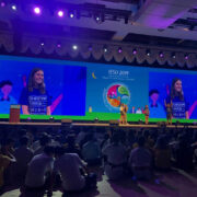 Linda Kuusik Koreas toimunud olümpiaadil laval Eestit tutvustamas.