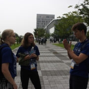 Linda Kuusik (keskel) koos Eesti tiimi liikmetega Koreas.