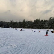 Paluküla kelgumäel oli reedel rohkesti rahvast – tuldi nautima lund ja talve.
