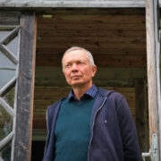 Intervjuud Tõnu Õnnepaluga filmiti üles Reigi pastoraadis, kus kirjanik kunagi elas ning mis on tihedalt seotud tema loometeega.