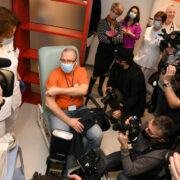 Arkadi Popov sai COVID-19 kaitsesüsti reporterite “piiramisrõngas”.