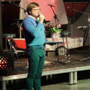 4LK_FotoSven Nuutmann vastu võtmas auhinda “Aasta tegu 2020” Hiiumaa purjetamishooaja lõpetamisel.