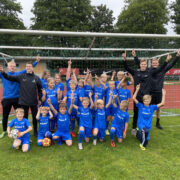 Mulluse jalgpallilaagri lapsed koos treeneritega, vasakul Tanel Klee ja Holger Sepma, paremal Jaanus Sõmer ja Karl Värva.