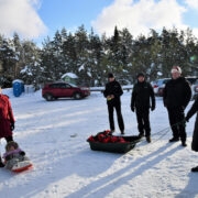 Kohtumine kelgurajal: (vasakult) Hiiumaa vallavanem Reili Rand ja Friida Koff, Paluküla terviseraja haldusjuht Aivo Pere, Pühalepa osavalla haldusjuht ja Paluküla projekti eestvedaja Argo Valgma, Kemehhi esindaja Tõnis Teemets, kes oli kogu veesüsteemi rajamise eestvedaja ja osavallavanem Liili Eller.