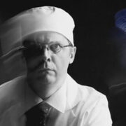 Sulev Nõmmikut Professori rollis kehastab Ott Sepp.