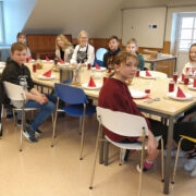 Noored kokad hakkavad kohe omavalmistatud toitu maitsma, taga (põllega) Angelica Udeküll.