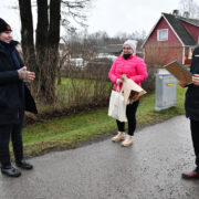Noortevaldkonna tunnustused olid mõeldud üllatusena, näiteks Lotta Laurale (vasakul) andsid valla esindajad aasta noore tiitli üle tänaval.