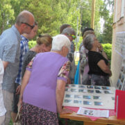Külade raamatut uurivad Muda, Ulja, Harju ja Valgu külade kolmanda kokkusaamise osalejad, pilt tehtud 8. juunil 2019.