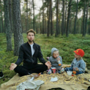 Koos lastega Hiiumaal piknikul.