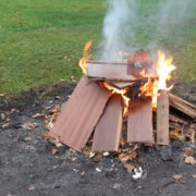 Mööbliesemed lõkkesse ei sobi, lõkkes tohib põletada vaid puhast puitu.