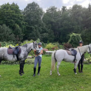 Vahetuslaps Kaie koos õe ja hobustega.