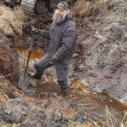 Maheveisekasvataja Ergo Engso oma maadel kraavi korrastamas.