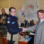 Afganistani missiooni eduka läbimise puhul tänas Janat Eesti Vabariigi ajutine asjur Afganistanis Vahur Soosaar. Pilt on tehtud 15. detsembril 2012 Camp Eggers´is MICC-üksuses.