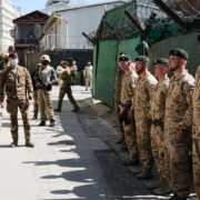 President Kaljulaid kohtus missioonil olevate Eesti sõduritega.