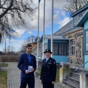 Hergo Tasuja ja Heli Tuisk lippudega ehitud Käina vallamaja ees.