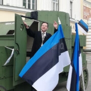 Kristjan Arunurm riigivanem August Rei rollis Vabadussõja-aegse soomusauto koopial kõnet pidamas.