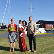 2019. aasta Hiiu Folgi avamine Sõrul, vasakult vallavanem Reili Rand, Astrid Nõlvak tütrega ja tollane kultuuriminister Tõnis Lukas.