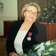 2002. aastal pälvis Aili Eistrat eestluse hoidjana Suurbritannias Eesti presidendilt Valgetähe V klassi teenetemärgi.