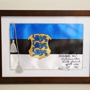 Kaitseminister Kalle Laanet annetas oksjonile haruldase kaitseministri lipu, mida annetatakse väga harva ning ainult väga erilistel puhkudel. Lipp on raamitud ja ministri poolt allkirjastatud.