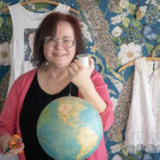 Kunstnik Lylian Meister ja valik töid tema näituselt.